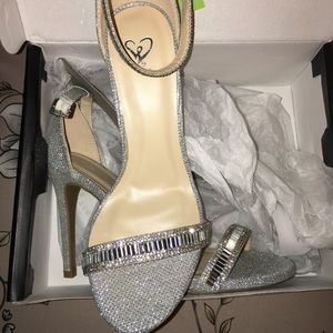 Windsor silver heel pump. New